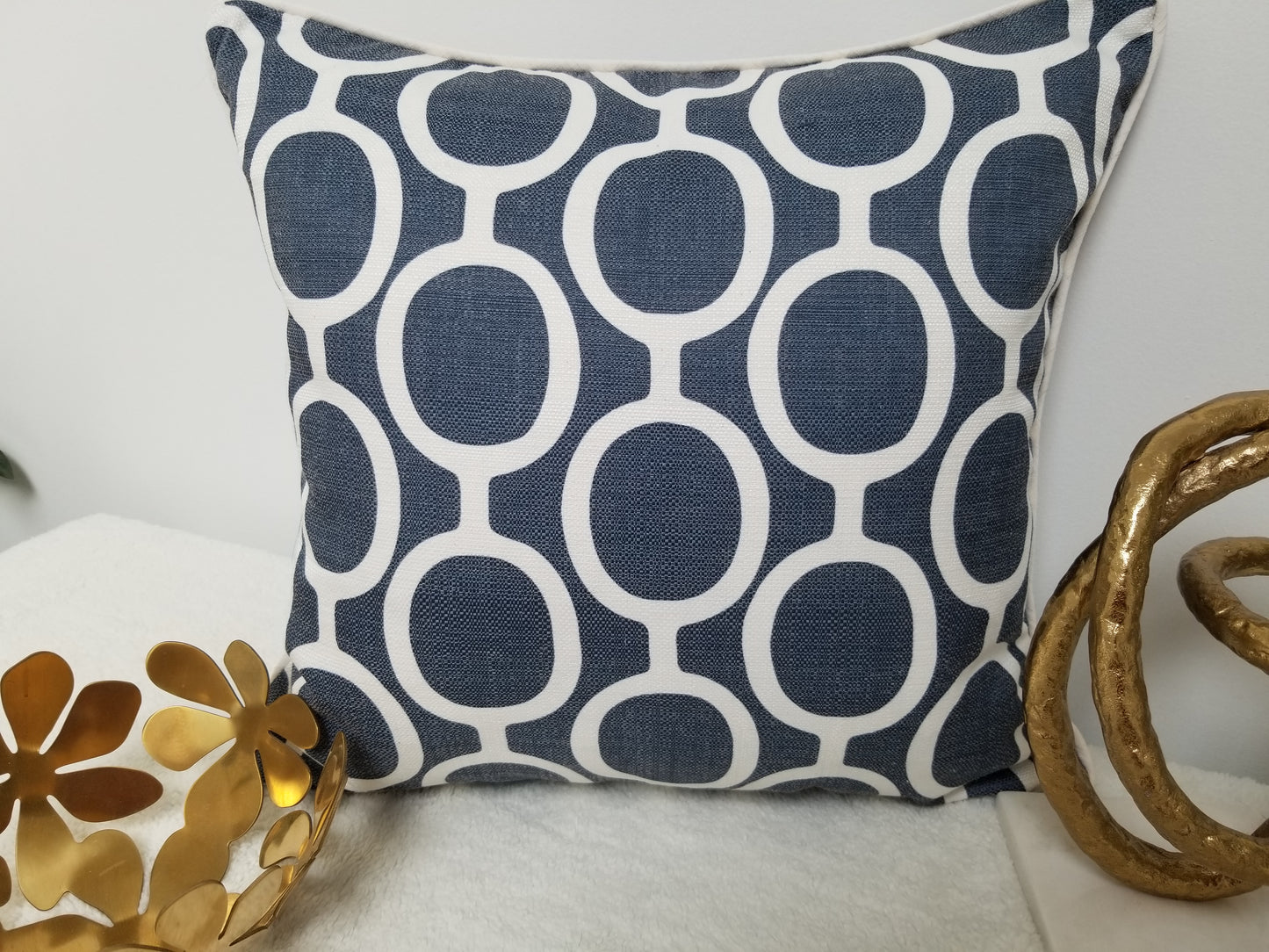 Chain Link Accent Cushion With Insert